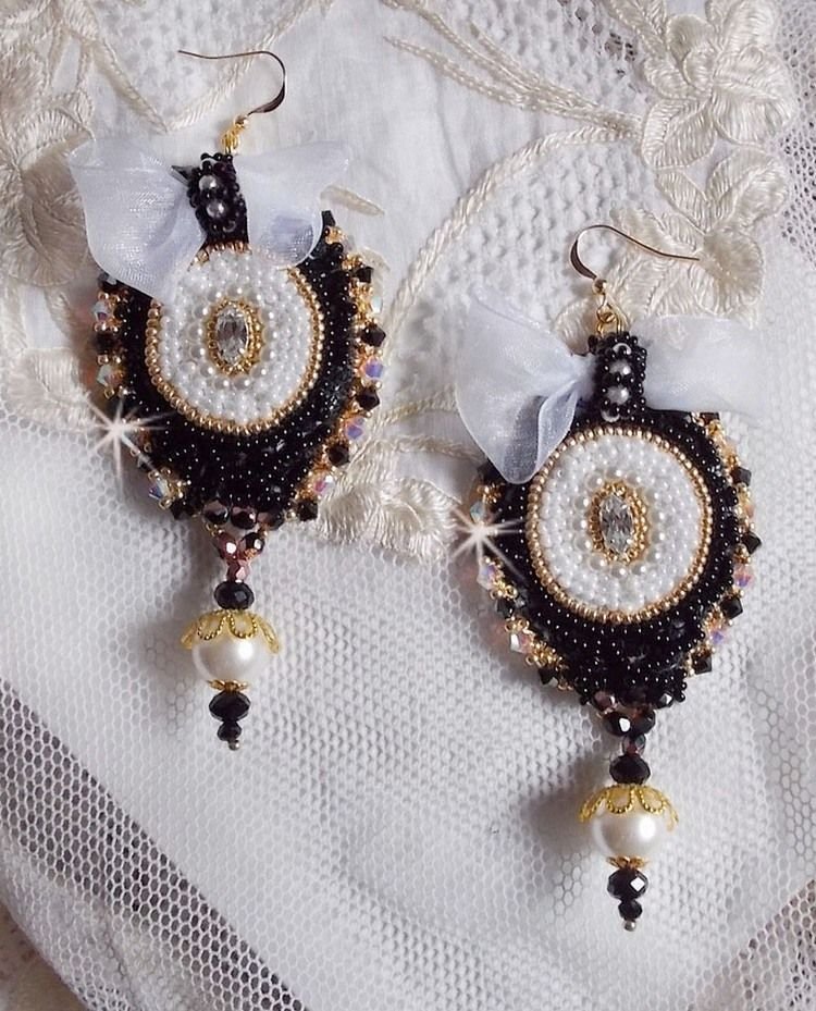 BO Sagrado Preto Haute-Couture bordado com renda preta vintage, cristais Swarovski, facetas e missangas de sementes