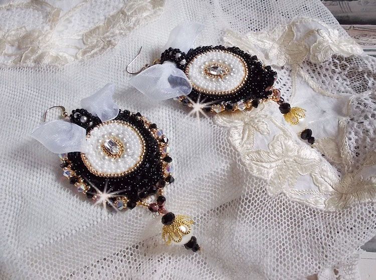 BO Sagrado Preto Haute-Couture bordado com renda preta vintage, cristais Swarovski, facetas e missangas de sementes