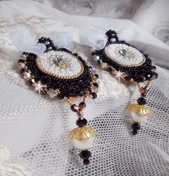 BO Sagrado Preto Haute-Couture bordado com renda preta vintage, cristais Swarovski, facetas e missangas de sementes