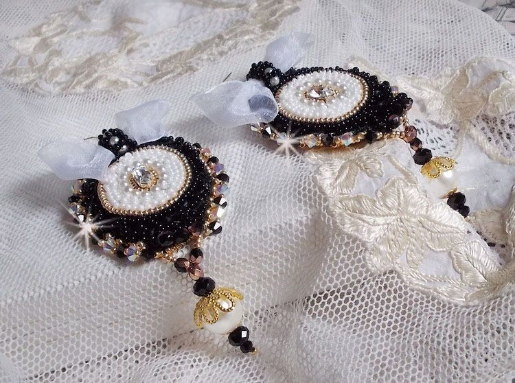 BO Sagrado Preto Haute-Couture bordado com renda preta vintage, cristais Swarovski, facetas e missangas de sementes