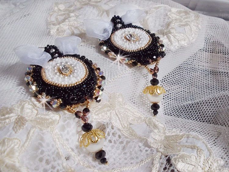 BO Sagrado Preto Haute-Couture bordado com renda preta vintage, cristais Swarovski, facetas e missangas de sementes