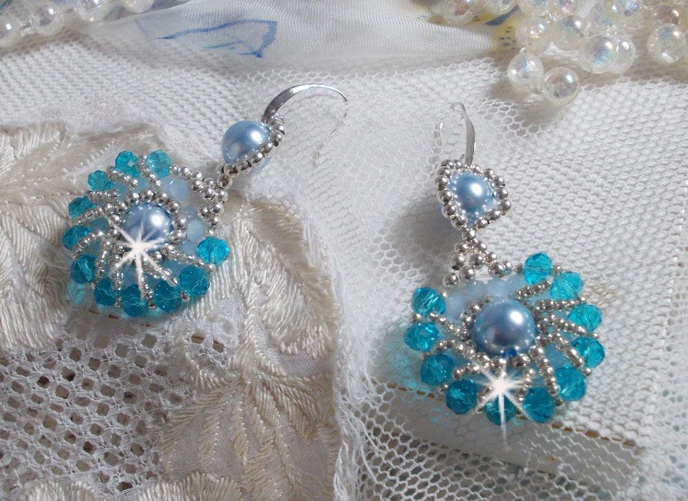 BO Ode Blue e Silver criadas com contas redondas peroladas, faces achatadas e contas de sementes de prata.