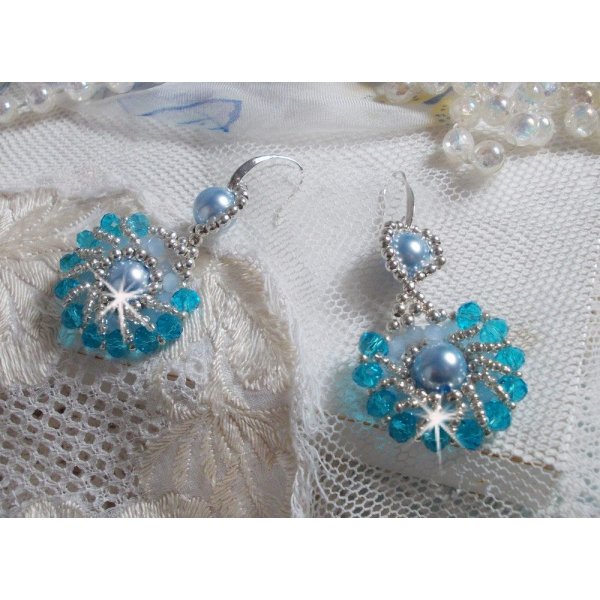 BO Ode Blue e Silver criadas com contas redondas peroladas, faces achatadas e contas de sementes de prata.