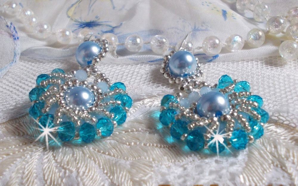 BO Ode Blue e Silver criadas com contas redondas peroladas, faces achatadas e contas de sementes de prata.