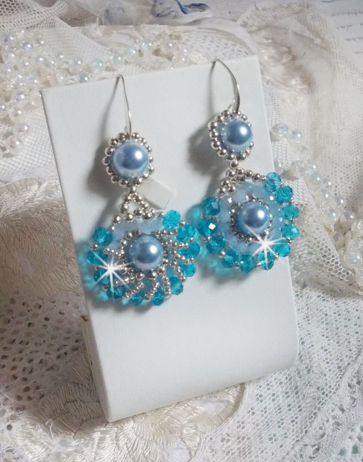 BO Ode Blue e Silver criadas com contas redondas peroladas, faces achatadas e contas de sementes de prata.