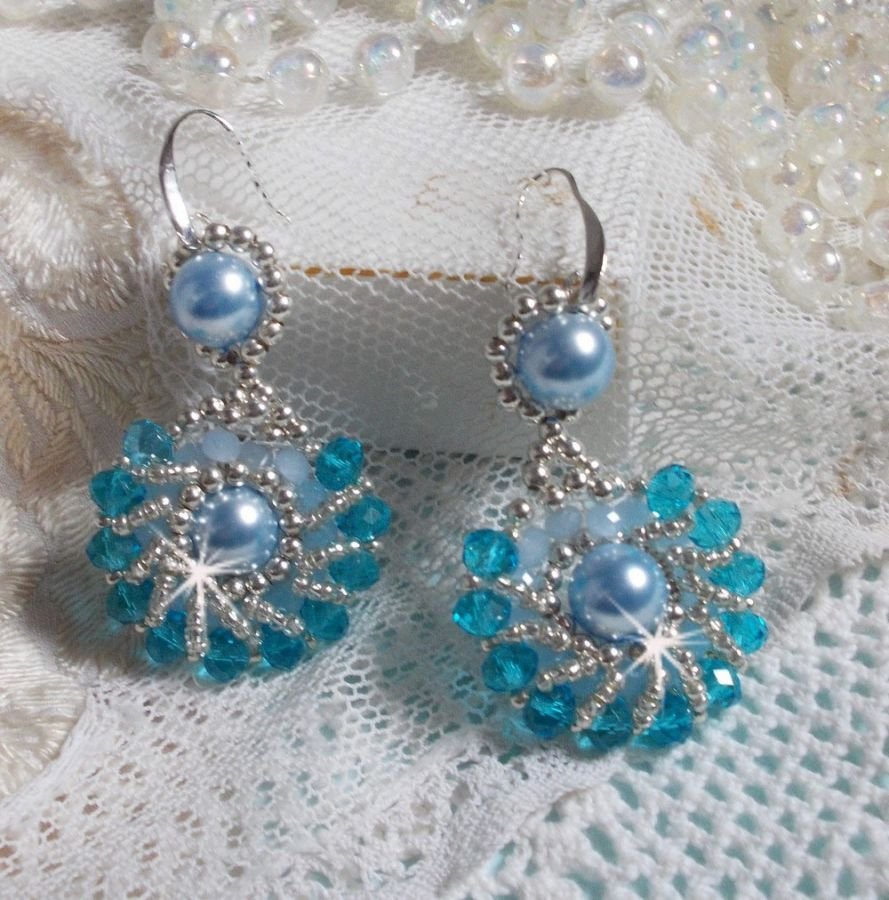 BO Ode Blue e Silver criadas com contas redondas peroladas, faces achatadas e contas de sementes de prata.