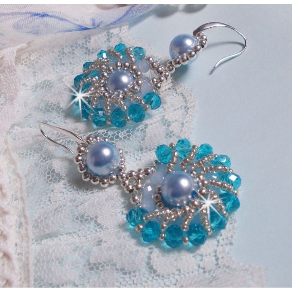 BO Ode Blue e Silver criadas com contas redondas peroladas, faces achatadas e contas de sementes de prata.