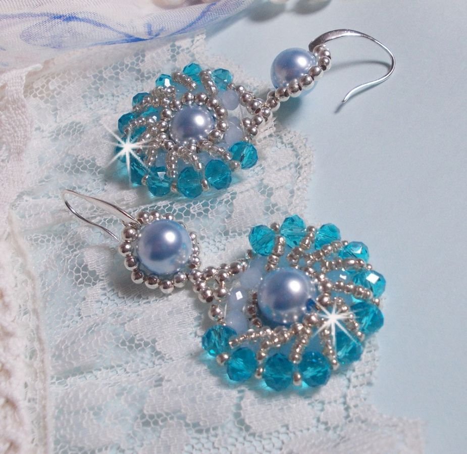 BO Ode Blue e Silver criadas com contas redondas peroladas, faces achatadas e contas de sementes de prata.
