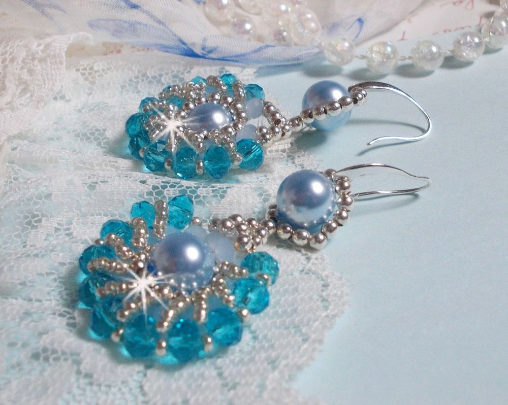 BO Ode Blue e Silver criadas com contas redondas peroladas, faces achatadas e contas de sementes de prata.