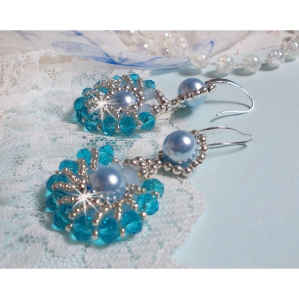 BO Ode Blue e Silver criadas com contas redondas peroladas, faces achatadas e contas de sementes de prata.