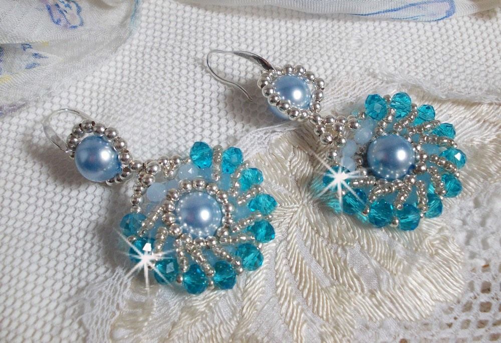 BO Ode Blue e Silver criadas com contas redondas peroladas, faces achatadas e contas de sementes de prata.