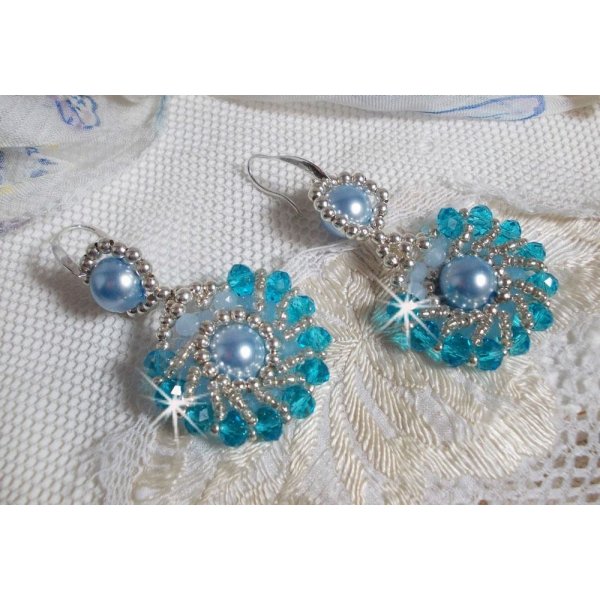 BO Ode Blue e Silver criadas com contas redondas peroladas, faces achatadas e contas de sementes de prata.