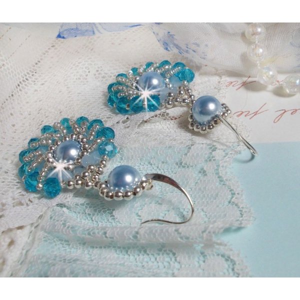 BO Ode Blue e Silver criadas com contas redondas peroladas, faces achatadas e contas de sementes de prata.