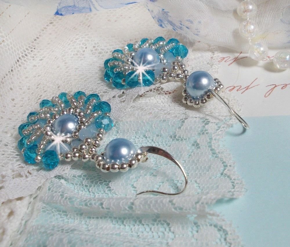 BO Ode Blue e Silver criadas com contas redondas peroladas, faces achatadas e contas de sementes de prata.