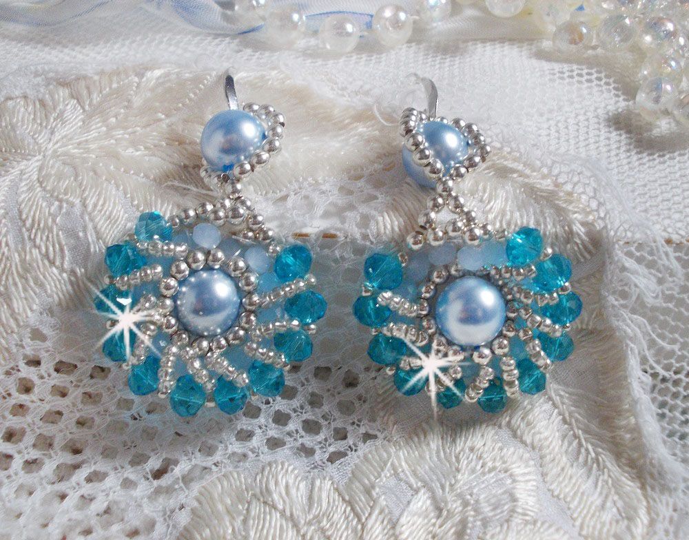 BO Ode Blue e Silver criadas com contas redondas peroladas, faces achatadas e contas de sementes de prata.