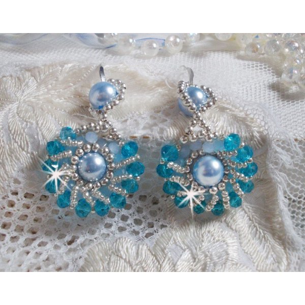 BO Ode Blue e Silver criadas com contas redondas peroladas, faces achatadas e contas de sementes de prata.