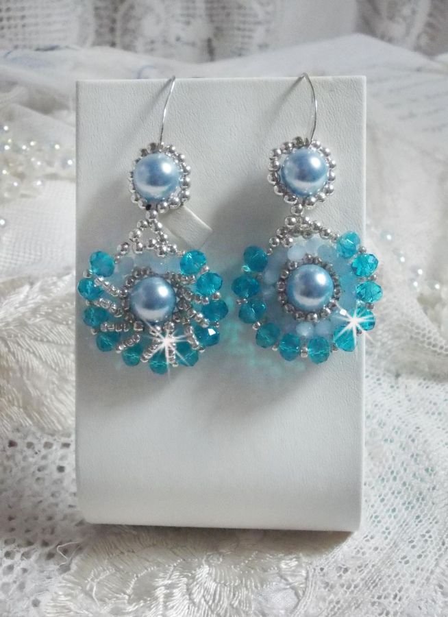 BO Ode Blue e Silver criadas com contas redondas peroladas, faces achatadas e contas de sementes de prata.