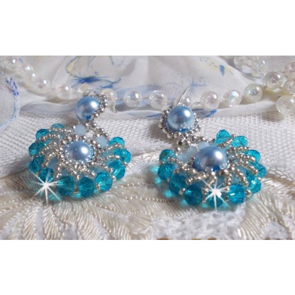 BO Ode Blue e Silver criadas com contas redondas peroladas, faces achatadas e contas de sementes de prata.