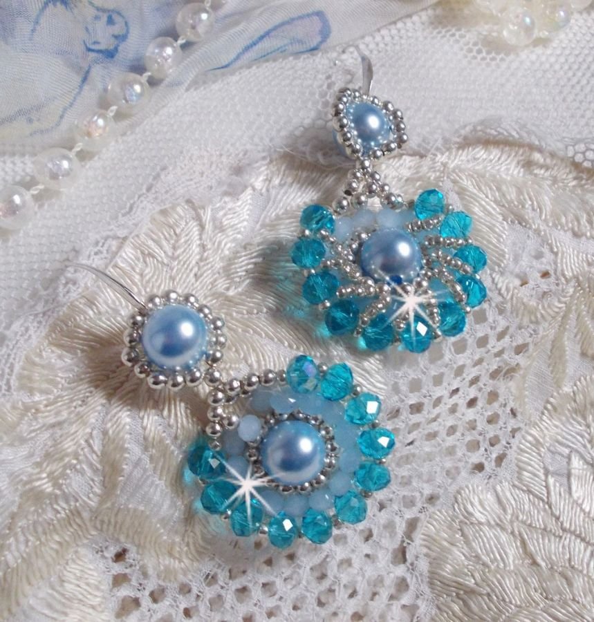 BO Ode Blue e Silver criadas com contas redondas peroladas, faces achatadas e contas de sementes de prata.