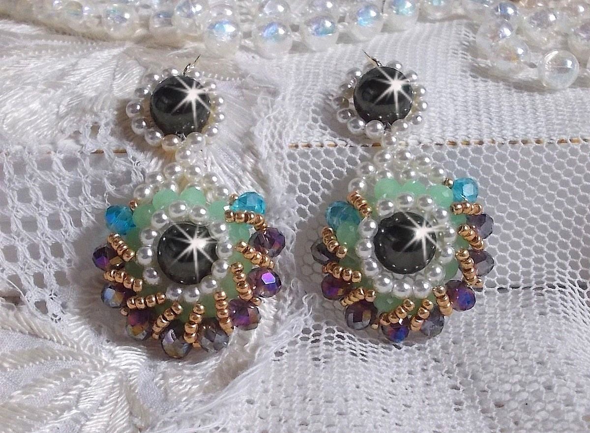 BO Ode Verde e Roxo criado com contas redondas peroladas, facetas achatadas e contas douradas de sementes