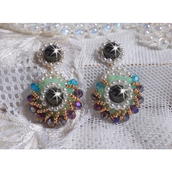 BO Ode Verde e Roxo criado com contas redondas peroladas, facetas achatadas e contas douradas de sementes