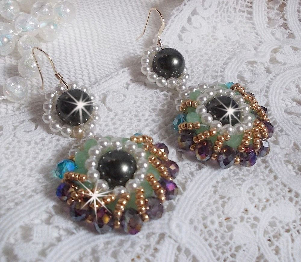 BO Ode Verde e Roxo criado com contas redondas peroladas, facetas achatadas e contas douradas de sementes