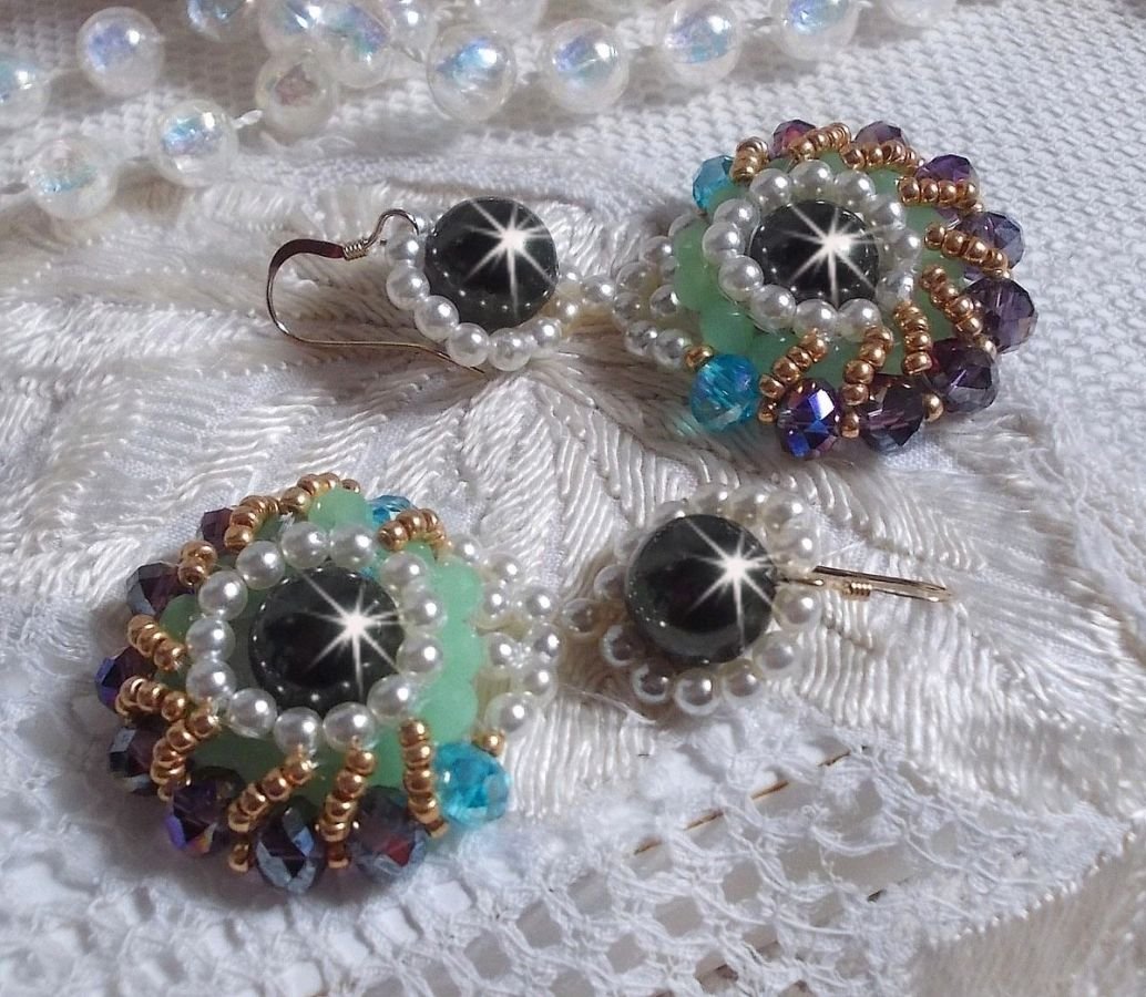 BO Ode Verde e Roxo criado com contas redondas peroladas, facetas achatadas e contas douradas de sementes