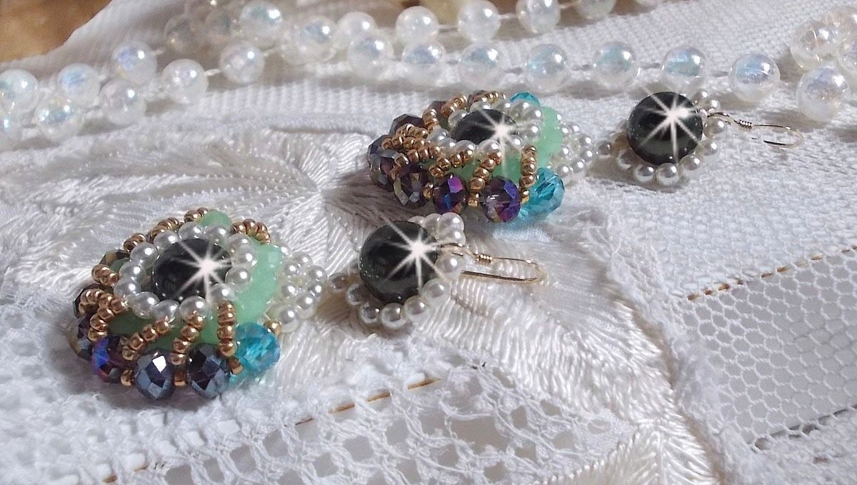BO Ode Verde e Roxo criado com contas redondas peroladas, facetas achatadas e contas douradas de sementes