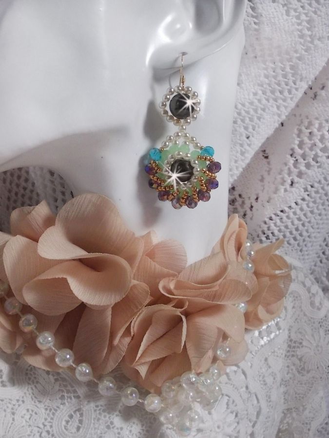 BO Ode Verde e Roxo criado com contas redondas peroladas, facetas achatadas e contas douradas de sementes
