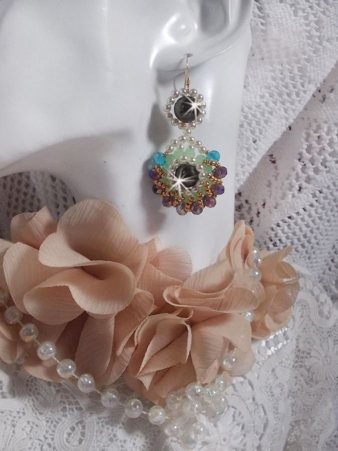 BO Ode Verde e Roxo criado com contas redondas peroladas, facetas achatadas e contas douradas de sementes