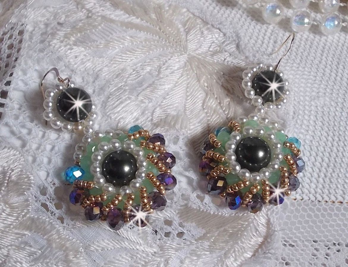 BO Ode Verde e Roxo criado com contas redondas peroladas, facetas achatadas e contas douradas de sementes