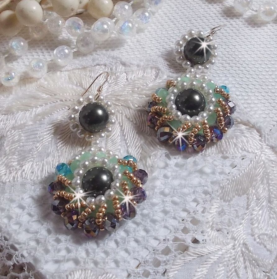 BO Ode Verde e Roxo criado com contas redondas peroladas, facetas achatadas e contas douradas de sementes