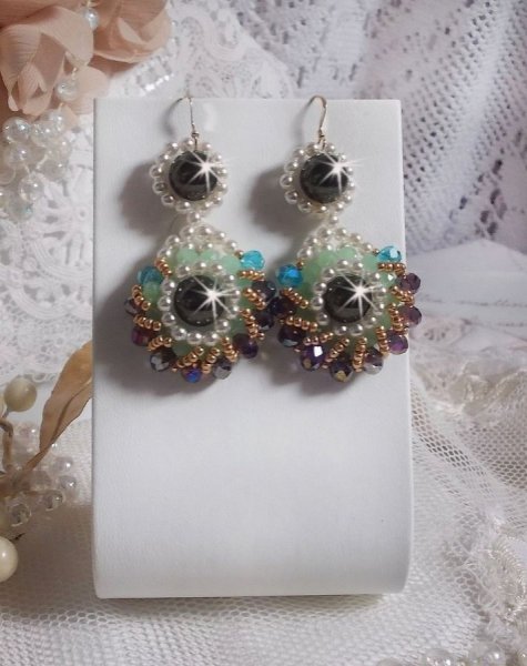 BO Ode Verde e Roxo criado com contas redondas peroladas, facetas achatadas e contas douradas de sementes