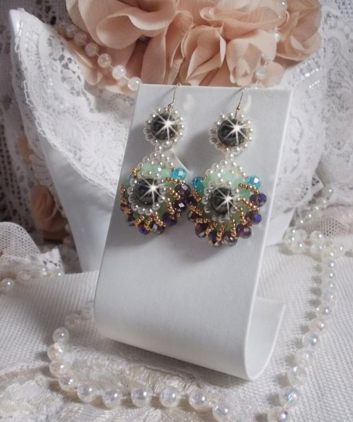 BO Ode Verde e Roxo criado com contas redondas peroladas, facetas achatadas e contas douradas de sementes