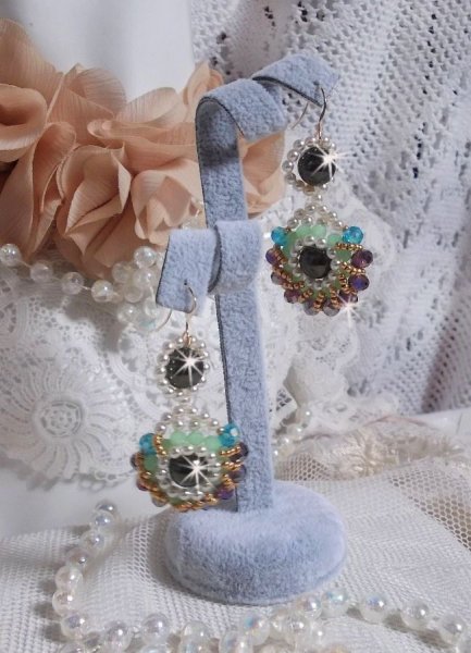 BO Ode Verde e Roxo criado com contas redondas peroladas, facetas achatadas e contas douradas de sementes