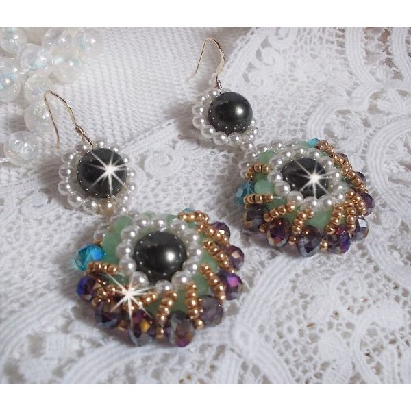 BO Ode Verde e Roxo criado com contas redondas peroladas, facetas achatadas e contas douradas de sementes