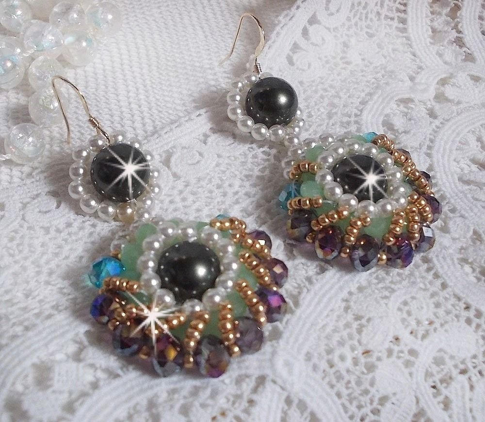 BO Ode Verde e Roxo criado com contas redondas peroladas, facetas achatadas e contas douradas de sementes