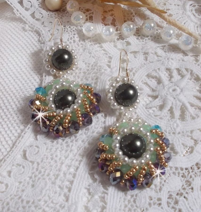BO Ode Verde e Roxo criado com contas redondas peroladas, facetas achatadas e contas douradas de sementes