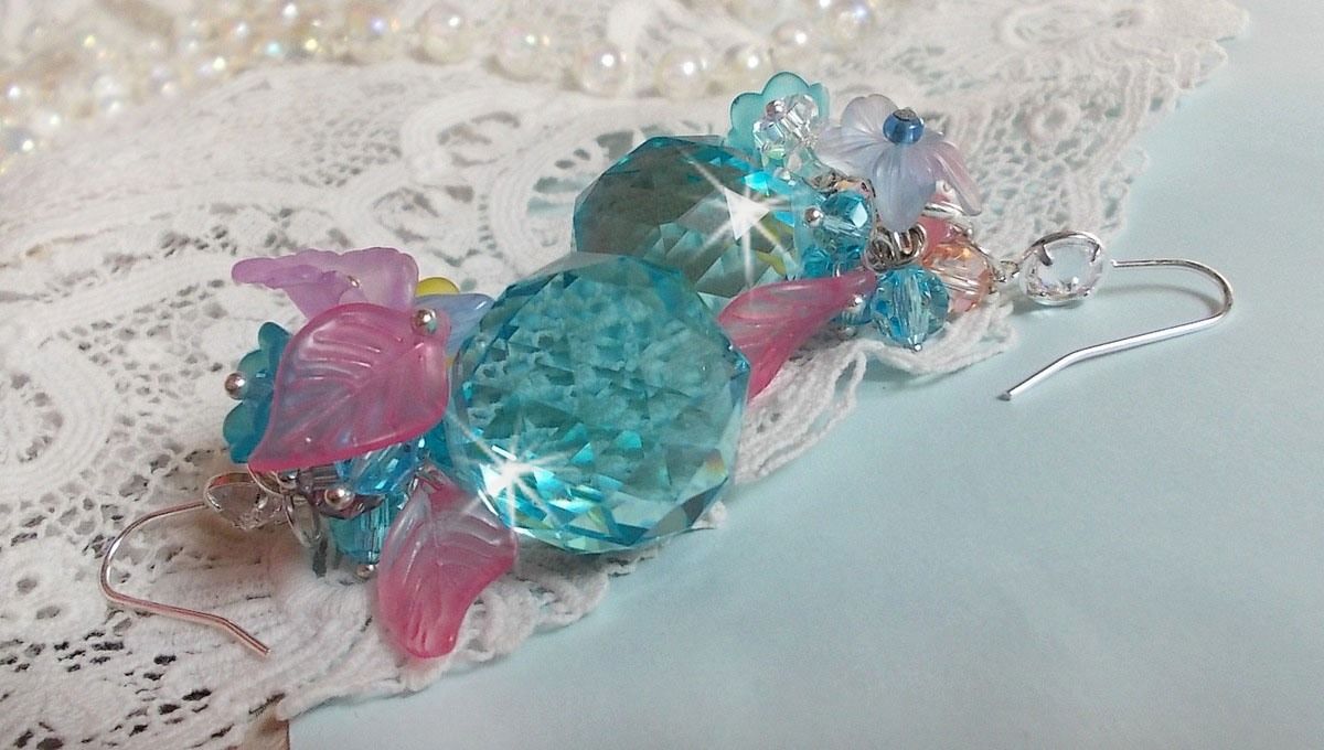 Ondine Blue BO criado com cristais Swarovki e flores de resina rosa
