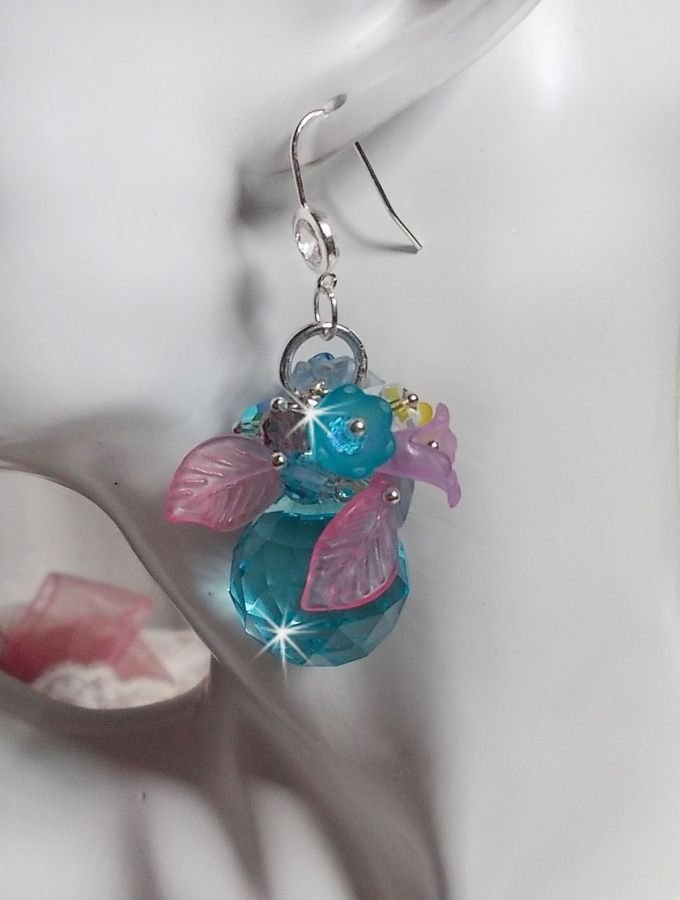 Ondine Blue BO criado com cristais Swarovki e flores de resina rosa