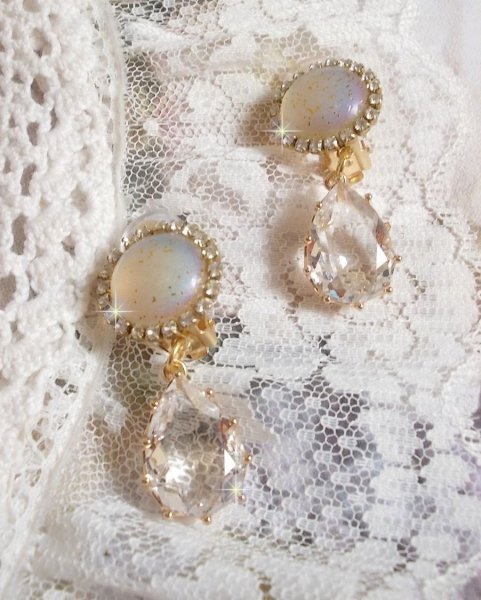 BO Orph&eacute;e avec des cabochons en verre Cristal AB paillet&eacute;s et strass&eacute;s avec les m&ecirc;mes couleurs sur des clips en Laiton o&ugrave; les pendants en forme de larme rel&egrave;vent le d&eacute;fi. Un peu de po&eacute;sie.