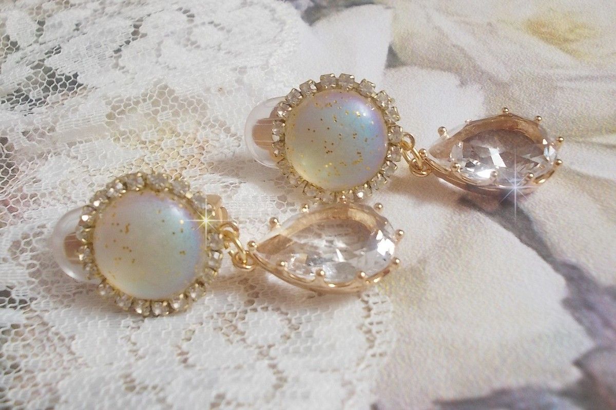 BO Orphée avec des cabochons en verre Cristal AB pailletés et strassés avec les mêmes couleurs sur des clips en Laiton où les pendants en forme de larme relèvent le défi. Un peu de poésie.