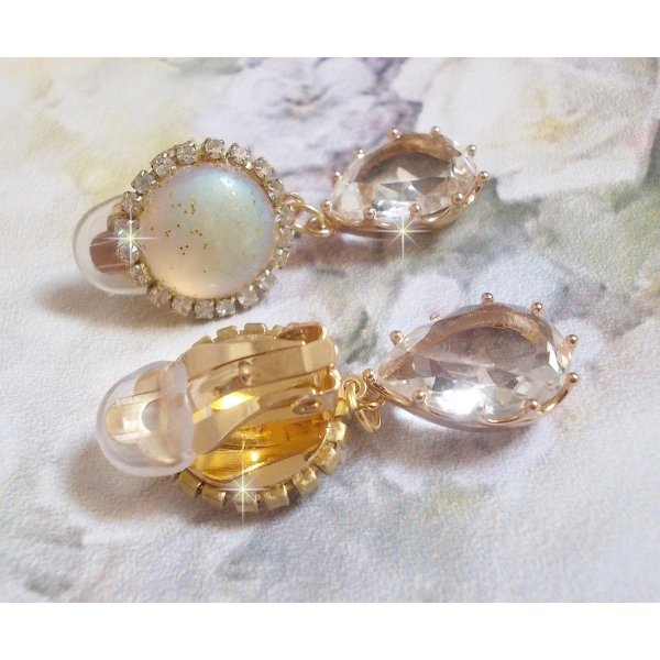 BO Orph&eacute;e avec des cabochons en verre Cristal AB paillet&eacute;s et strass&eacute;s avec les m&ecirc;mes couleurs sur des clips en Laiton o&ugrave; les pendants en forme de larme rel&egrave;vent le d&eacute;fi. Un peu de po&eacute;sie.