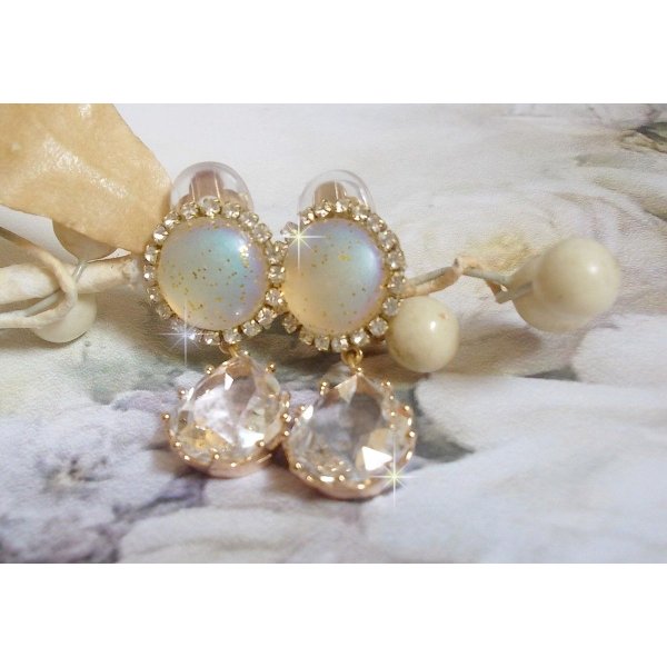 BO Orph&eacute;e avec des cabochons en verre Cristal AB paillet&eacute;s et strass&eacute;s avec les m&ecirc;mes couleurs sur des clips en Laiton o&ugrave; les pendants en forme de larme rel&egrave;vent le d&eacute;fi. Un peu de po&eacute;sie.