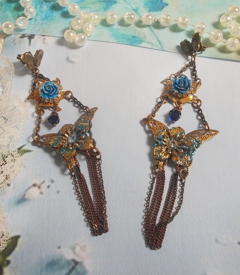 Borboletas iridescentes criadas com Zircónio, cristais Swarovski, cabochões de resina, vários acessórios e contas de vidro boémio