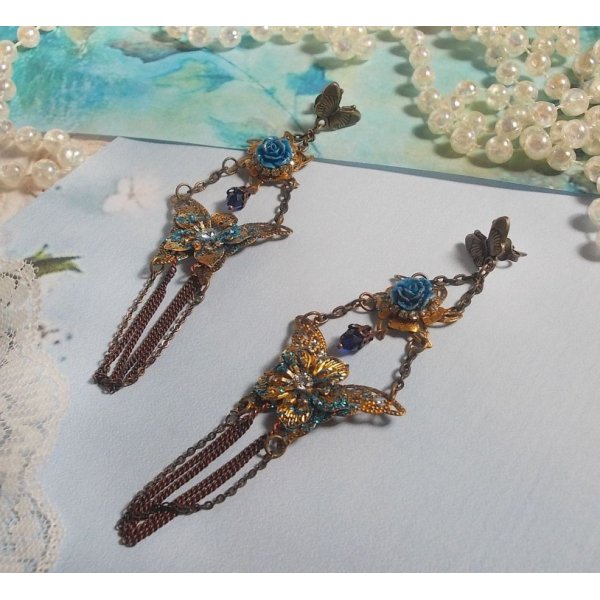 Borboletas iridescentes criadas com Zirc&oacute;nio, cristais Swarovski, caboch&otilde;es de resina, v&aacute;rios acess&oacute;rios e contas de vidro bo&eacute;mio