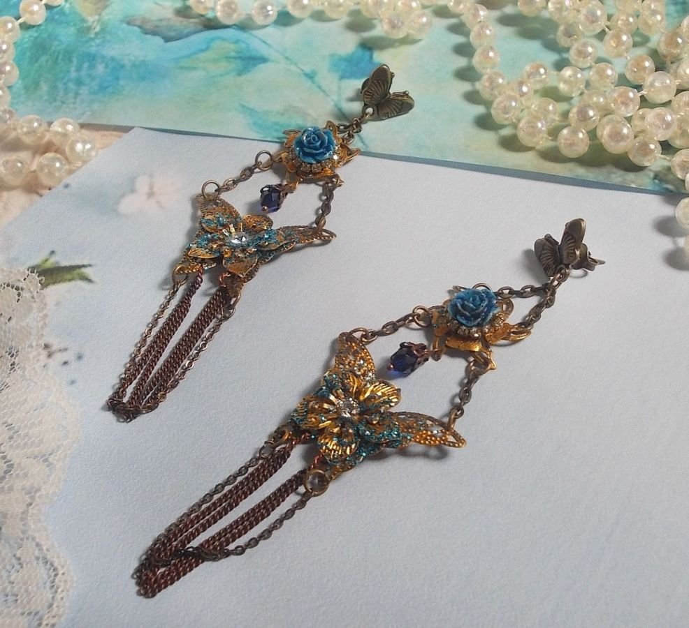 Borboletas iridescentes criadas com Zircónio, cristais Swarovski, cabochões de resina, vários acessórios e contas de vidro boémio