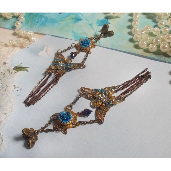 Borboletas iridescentes criadas com Zirc&oacute;nio, cristais Swarovski, caboch&otilde;es de resina, v&aacute;rios acess&oacute;rios e contas de vidro bo&eacute;mio