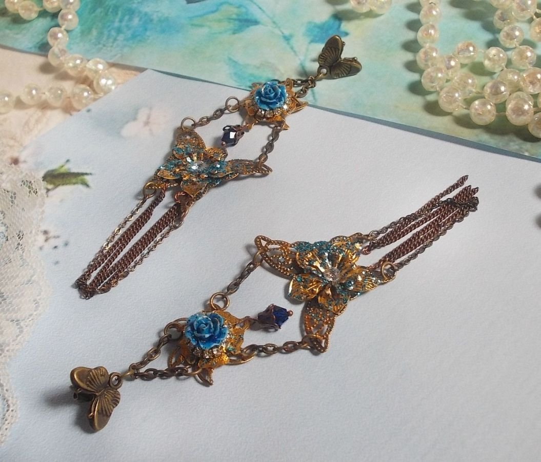Borboletas iridescentes criadas com Zircónio, cristais Swarovski, cabochões de resina, vários acessórios e contas de vidro boémio