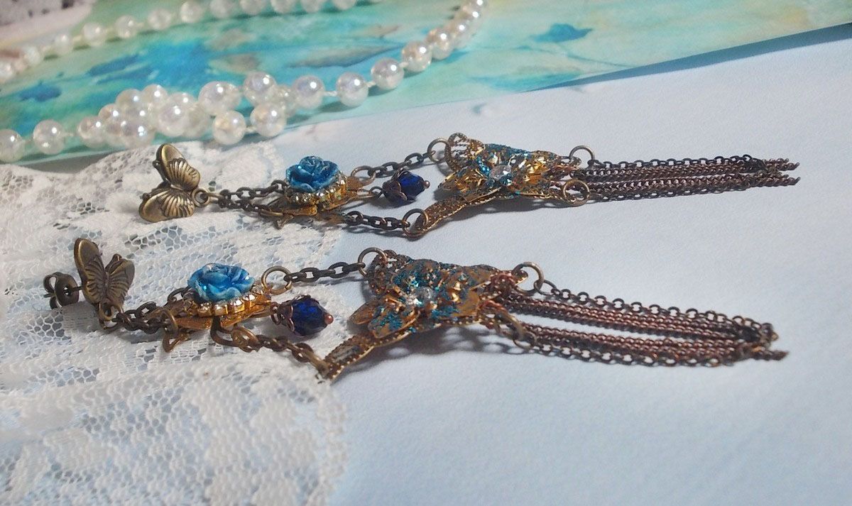 Borboletas iridescentes criadas com Zircónio, cristais Swarovski, cabochões de resina, vários acessórios e contas de vidro boémio
